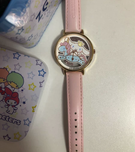 出正港玉桂狗手表 表盘有一点划痕，反面的膜...