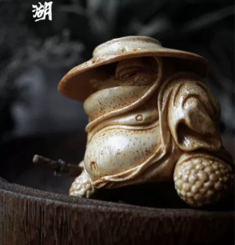 宝贝标题: 文太武侠客风金蟾满钉竹根雕刻摆...