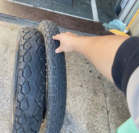 摩托车轮胎,豪爵Gzs150的,在村里换了...