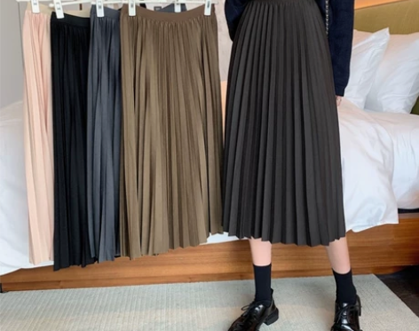 墨绿色丝绒百褶裙，均码，全新。 感兴趣的话...