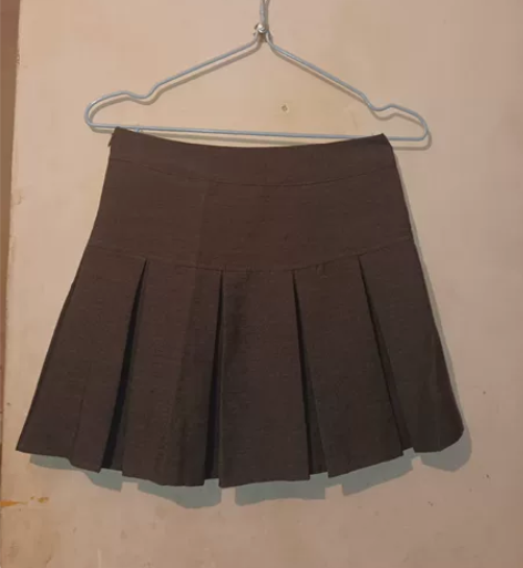 灰色短款百褶裙 有内衬，有拉链小了，一次没...