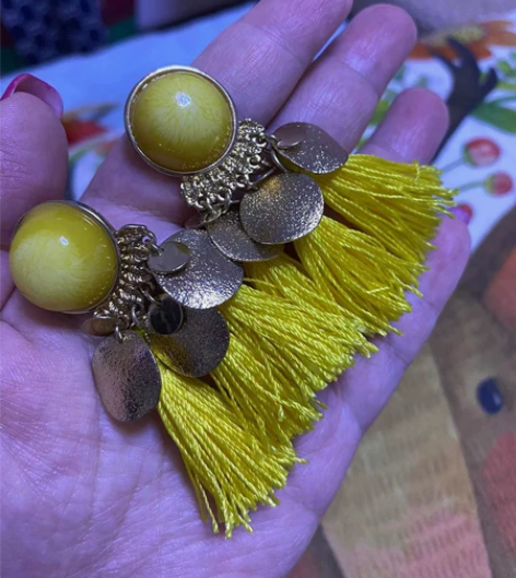 黄色流苏耳钉，民族风的感觉，当时为了出国玩...