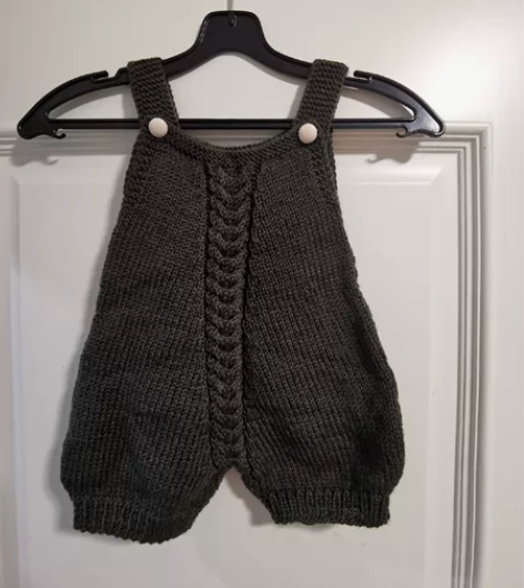 手工针织连体裤，家里外婆织的爱心背带裤穿不...