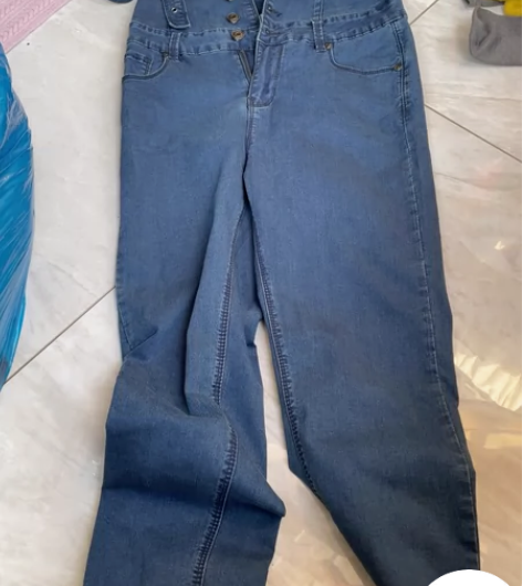 轩日品牌背带牛仔裤，春秋款，Ｓ码，平铺腰围...