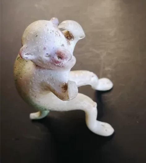 翠玉雕小白猴,神态逼真,造型灵巧。猴背翠色...