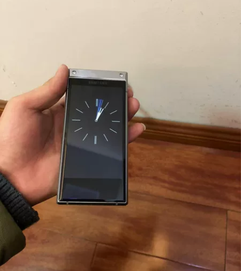 三星w2019高定版256G，微瑕疵 感兴...