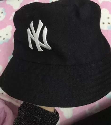 帽子，叫渔夫帽应该，一年四季通用，可以两面...