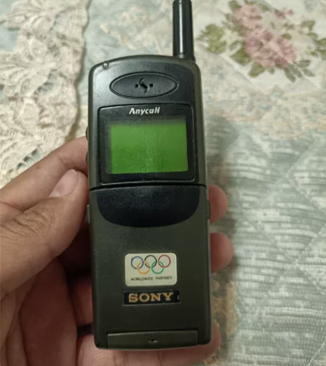 老索尼手机  品相如图   有轻微使用痕迹...