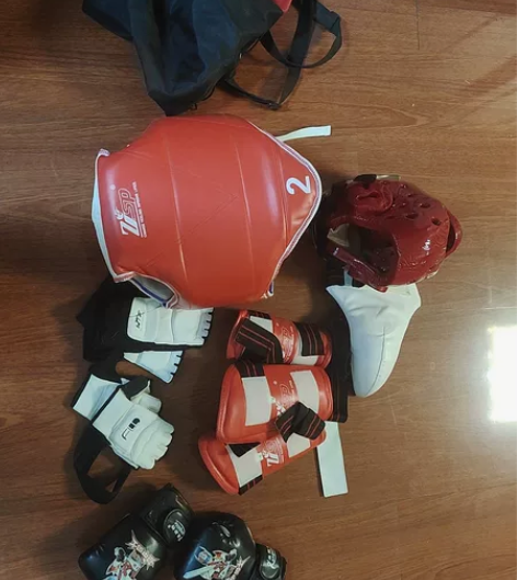 出跆拳道护具，适合7-10岁孩子穿，全套都...