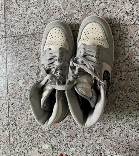 女士高帮运动鞋 穿着痕迹如图明显穿着痕迹3...