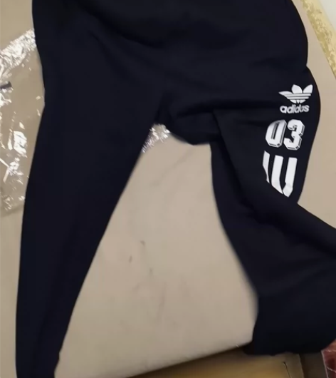 买回来小了点，绝对正品。裤子较修身，适合腿小的人。 感兴趣的...