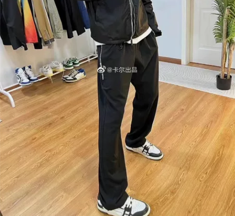 卡尔出品 通勤上身质感拉满 极简的风格符合...