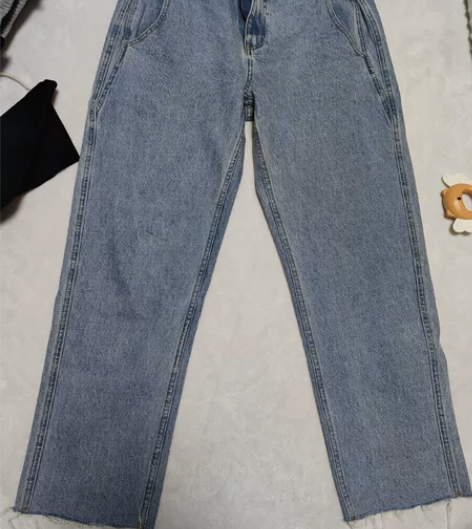 UR男士休闲牛仔裤 裤腿剪裁设计 穿了一次...