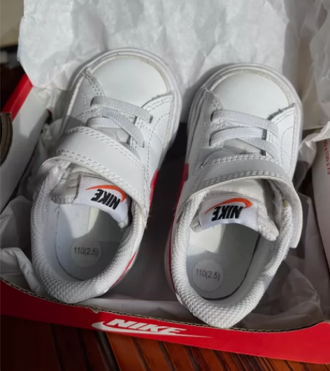 儿童耐克。儿子周岁生日朋友送的，鞋子太多了...