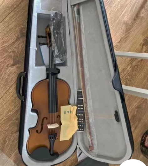 过生日朋友送的4/4小提琴，给了几乎没弹过...