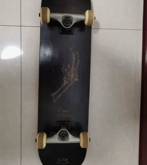 滑板，9成新，几乎没用过，有意者入。 本地...