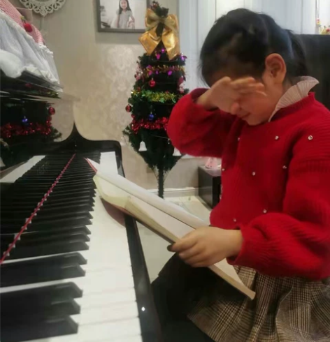 孩子学不下去了！孩子爸爸给孩子买的钢琴。搬...