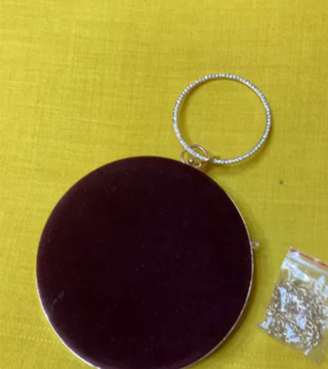 手拿包 酒红色，丝绒材质，购自淘宝，只用过...