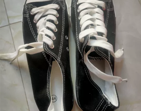 低帮帆布鞋黑色44码，低价出 感兴趣的话点...