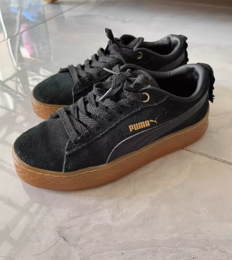 彪马黑色磨毛运动鞋 感兴趣的话点“我想要”...