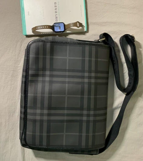 Burberry 通勤邮差包 申明：正品 ...