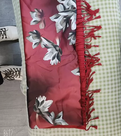 大红色牡丹花，围巾两面两面款。比较长 吊牌...