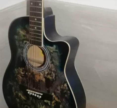 心血来潮买的吉他（原价800） 学不会就放...