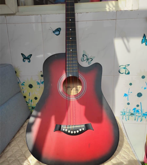 琳达六弦吉他，断了一根弦，低价处理 本地可...