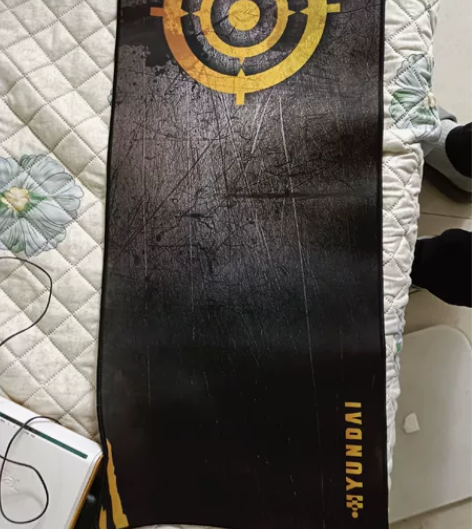 两个鼠标垫，一个长的70*30，还有一个金...