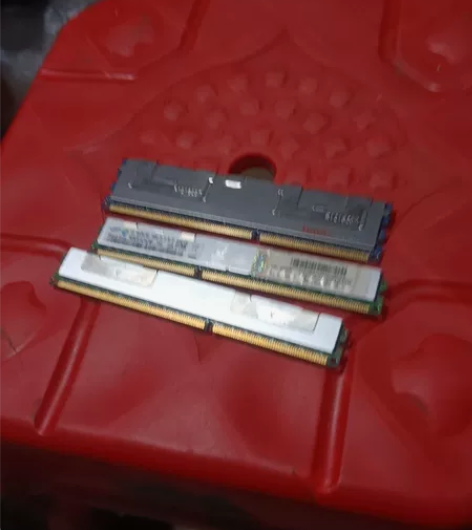 ddr3，8G内存两根，一根4G。之前一起...