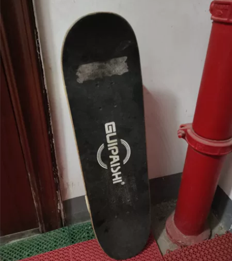 儿童版滑板可调节大轮款，80厘米。孩子不玩...