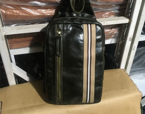 牛油果绿色胸包 男士 今年很流行这个颜色 ...