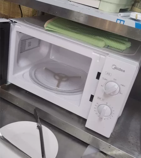 九成新以上的微波炉，可以家用，也可以开店用...