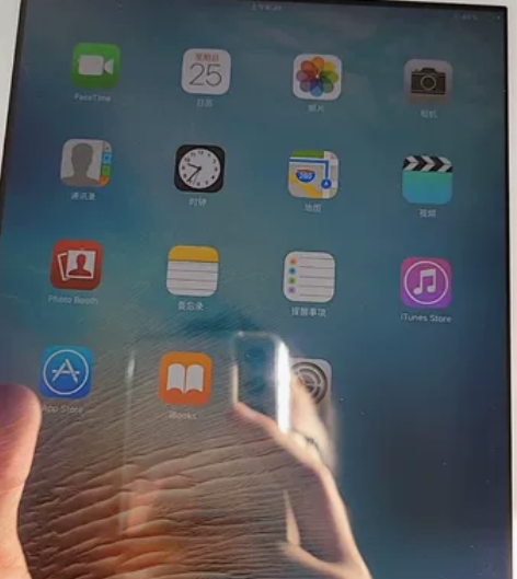 ipad mini1插卡版，左上角有一处磕...