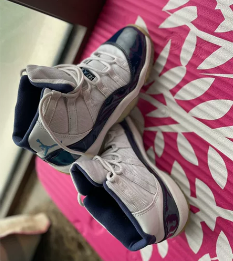 AJ乔丹专柜正品,没穿过几次。鞋底没穿着痕...