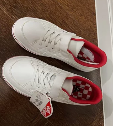 全新）vans情人节限定小白鞋，右边鞋头不...