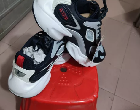 乔丹休闲鞋一双，绝对正品，如假包退。原价3...