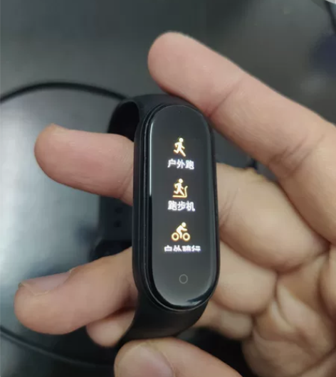 小米手环5，功能续航正常，因为屏幕有许多划...