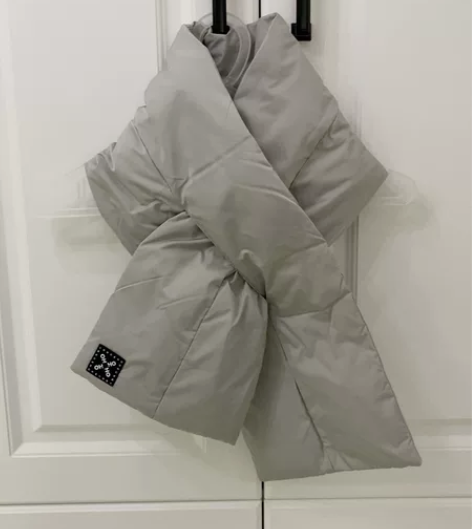 全新羽绒围巾 从未使用过 因一直放在收纳袋...