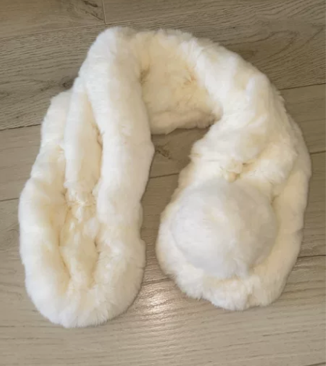 纯獭兔毛围脖 奶白色带毛球 质感超好超舒适...