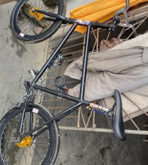 出死飞全改除了龙头，改了前后金色花鼓，银把...