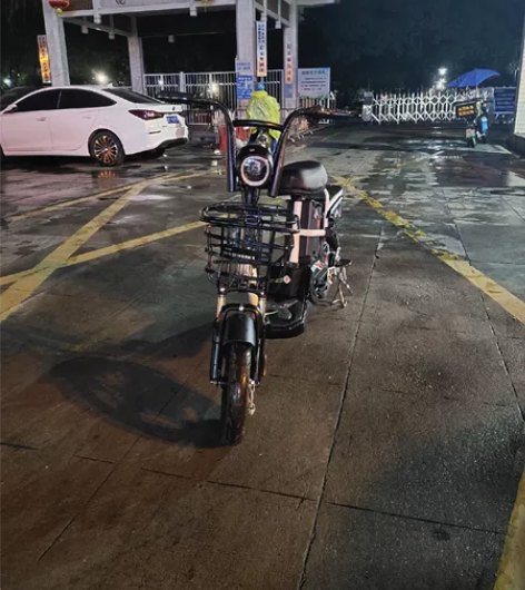 这是一台五羊电动车，骑了半个月就不骑了，现...
