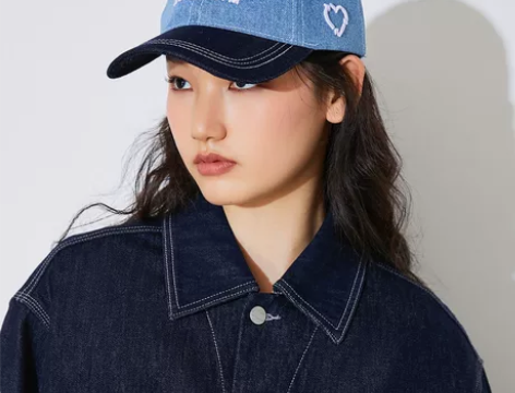 ONLY 撞色牛仔拼接字母心形刺绣棒球运动...