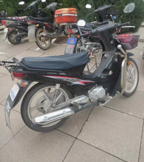 豪爵弯梁摩托车，好像是18年买的，我媳妇骑...