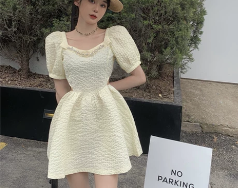 泡泡袖连衣裙女法式方领小个子黄色短裙夏季修...