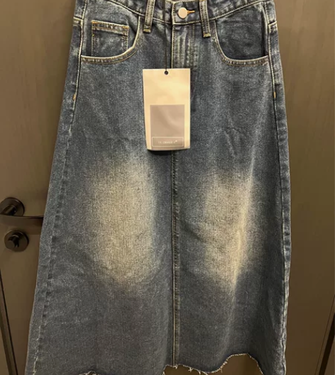 牛仔A字裙，全新带吊牌。 感兴趣的话点“我...