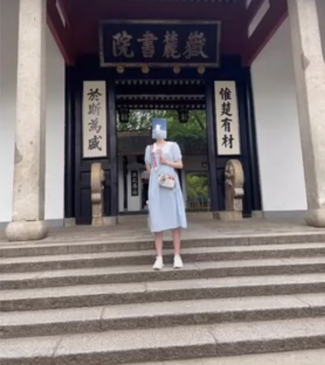 奶蓝色裙子。高中走的可爱风，现在不走了，出...