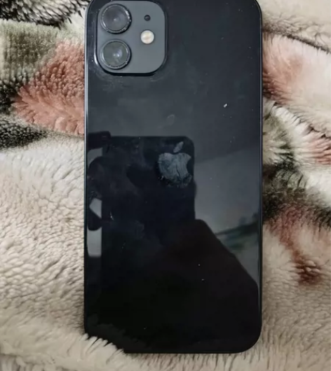 苹果12国行128g，两年前女朋友送的手机...