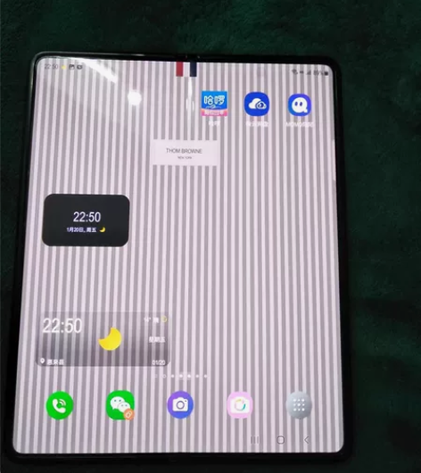 三星折叠屏5G手机 感兴趣的话点“我想要”...