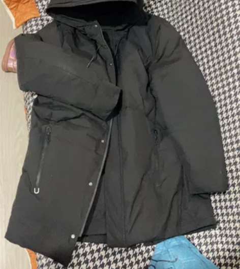一件男士羽绒服。很厚实的一件,没怎么穿,很...